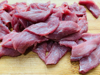 1、西兰花炒牛肉,牛肉洗净切薄片