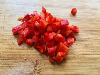 3、西兰花炒牛肉,红椒洗净切丁