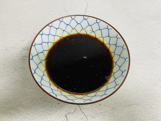 6、西兰花炒牛肉,酱汁：一勺老抽、料酒、适量的黑胡椒粉、白糖、鸡精、生粉、清水调匀