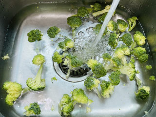 7、西兰花炒牛肉,西兰花清洗干净加入适量盐浸泡片刻