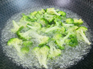 8、西兰花炒牛肉,锅中加入清水大火烧开加入适量盐和食用油，倒入西兰花焯烫3-5分钟