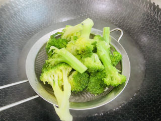 9、西兰花炒牛肉,捞起沥干水份