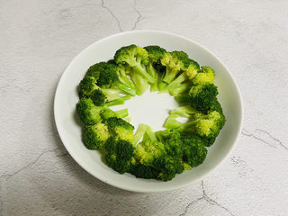 10、西兰花炒牛肉,将西兰花码入盘中，摆出你喜欢的样子