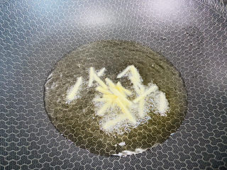 11、西兰花炒牛肉,起油锅放入姜丝爆香