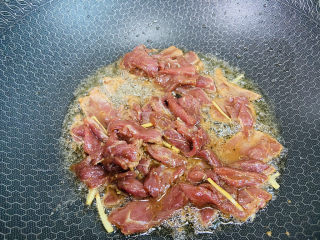 12、西兰花炒牛肉,倒入腌制后的牛肉