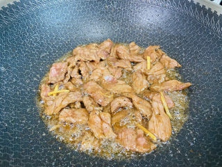 13、西兰花炒牛肉,大火翻炒变色