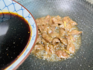 14、西兰花炒牛肉,倒入酱汁翻炒均匀