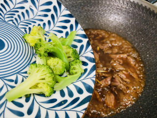 15、西兰花炒牛肉,放入剩余的西兰花