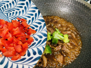 16、西兰花炒牛肉,倒入红椒丁翻炒均匀即可