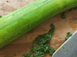 2、家常蒜苗炒丝瓜,丝瓜冲洗一下用刀刮掉表皮那层绿色的