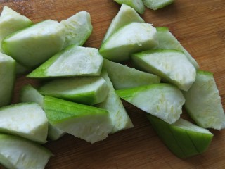 4、家常蒜苗炒丝瓜,丝瓜切滚刀块儿