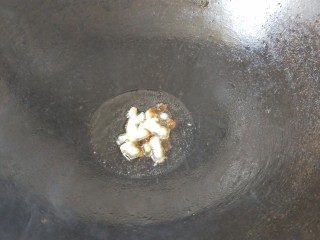 5、家常蒜苗炒丝瓜,锅里油烧热，放一点切细的肥肉爆锅，炒菜更香