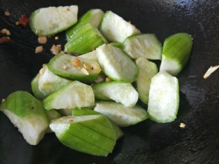 7、家常蒜苗炒丝瓜,放入丝瓜