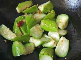 8、家常蒜苗炒丝瓜,翻炒丝瓜