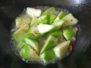 9、家常蒜苗炒丝瓜,加一小碗水煮三五分钟