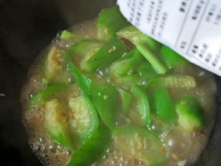 11、家常蒜苗炒丝瓜,加盐调味