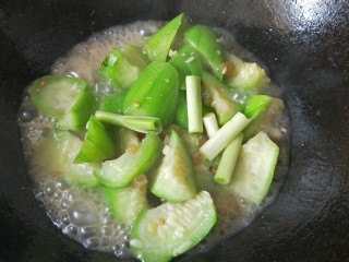 10、家常蒜苗炒丝瓜,加蒜苗蒜梗部分翻炒几下