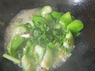 12、家常蒜苗炒丝瓜,加蒜苗叶子翻炒几下即可