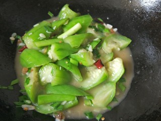 13、家常蒜苗炒丝瓜,蒜苗炒丝瓜就做好啦