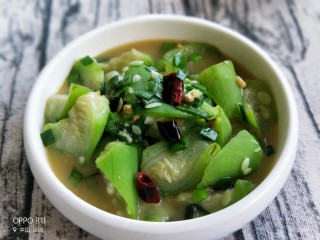 14、家常蒜苗炒丝瓜,出锅装盘，开吃啦！