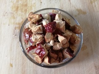 5、红枣桃胶羹,切成小丁备用，