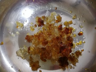 7、红枣桃胶羹,泡好的桃胶中间没有硬心儿。分成小块儿放入不锈钢锅内。