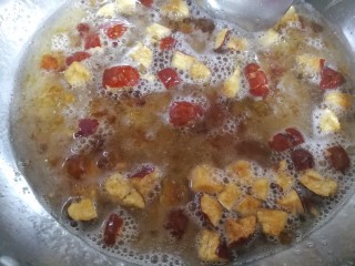 13、红枣桃胶羹,小火熬制5~10分钟，