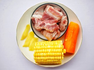 1、胡萝卜玉米排骨汤 ～,准备好所有食材。