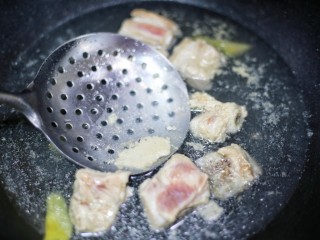 7、胡萝卜玉米排骨汤 ～,撇去浮沫。