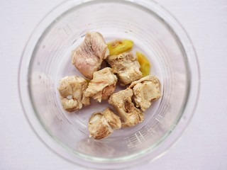 8、胡萝卜玉米排骨汤 ～,放入煲汤锅中。