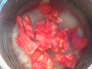 2、乌鱼番茄菜粥,煮粥，下米和番茄块熬煮！