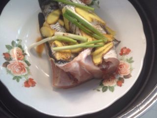 3、乌鱼番茄菜粥,鱼放料腌制，姜片，料酒，少许盐，葱短，几滴酱油！腌制10分钟。然后上火蒸！