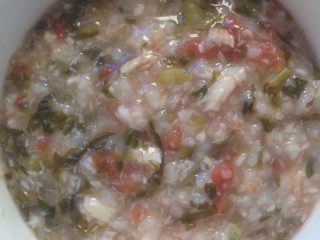 7、乌鱼番茄菜粥,完成后加几滴麻油与盐