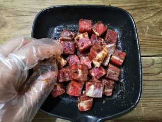 3、彩椒牛肉粒,加入适量（约30克）的牛排酱（牛排酱口味根据个人喜好），抓拌均匀。