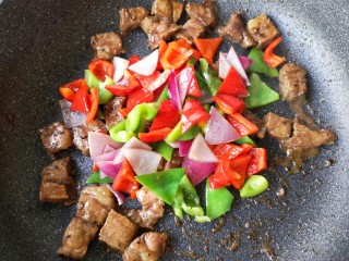 10、彩椒牛肉粒,然后加入炒过的彩椒和洋葱继续大火翻炒。