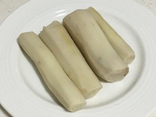 2、山药馒头,蒸熟的山药趁热去皮