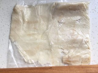 3、山药馒头,装入保鲜袋中擀成泥