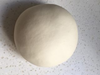 8、山药馒头,快速揉成面团至手光面团光桌面光，大约十分钟