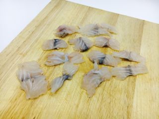 2、鱼片杂蔬粥,把鱼切成鱼片或者切成丁。