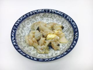 5、鱼片杂蔬粥,上好浆的鱼片腌制10分钟。