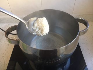 7、鱼片杂蔬粥,1000ml的水开后,放入80g大米。