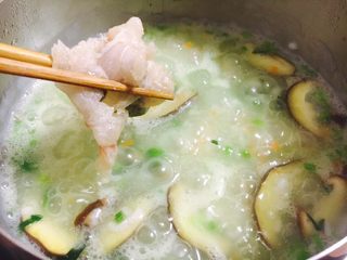 12、鱼片杂蔬粥,放入鱼片,将鱼片煮至颜色变白。