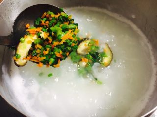10、鱼片杂蔬粥,放入提前炒好的蔬菜。