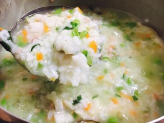 13、鱼片杂蔬粥,煮好的鱼片粥。