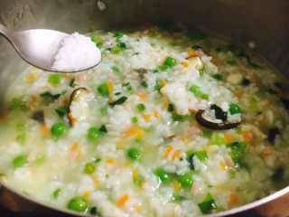 14、鱼片杂蔬粥,放入适量的盐调味。