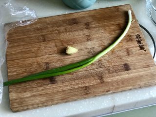 2、白雪却嫌春色晚➕虫草花清炒山药,小葱择好，与姜片一同洗净