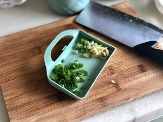 3、白雪却嫌春色晚➕虫草花清炒山药,姜切姜丝，小葱分葱白葱绿分别切末