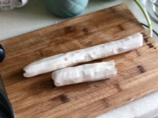 4、白雪却嫌春色晚➕虫草花清炒山药,山药削皮洗净，山药粘液可能会造成皮肤瘙痒，最好戴手套操作，如果觉得痒可以用肥皂洗手缓解