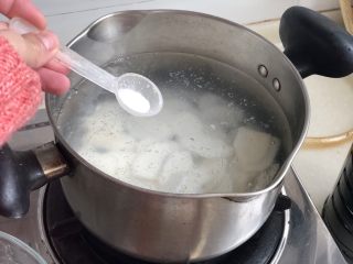 7、白雪却嫌春色晚➕虫草花清炒山药,加入少许食盐，煮一分钟捞出，