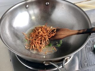 16、白雪却嫌春色晚➕虫草花清炒山药,加入虫草花，小火滑炒一分钟